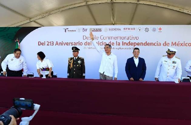 Gobernador preside desfile conmemorativo del 213 aniversario de la independencia